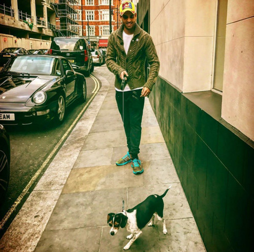 Điều thú vị là dù đã ở tuổi 29 nhưng Siddharth Mallya vẫn là “trai độc thân”. Từng có đồn đoán anh hẹn hò với một nữ diễn viên trẻ nổi tiếng của Bollywood, song hiện tại cô nàng đó vẫn chưa được dịp xuất hiện trước báo giới. Và Mallya hiện vẫn “độc thân quyến rũ” trên các mạng xã hội.