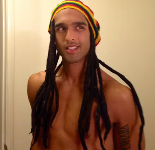 Sở hữu vẻ ngoài điển trai “đúng chuẩn Ấn Độ”, Mallya từng góp vai trong một số phim ngắn như Flashback (2013) hay Open House On Beverly (2014), đặc biệt anh thủ vai Ronnie trong bộ phim hài Brahman Naman tham dự Liên hoan phim Sundance 2016.