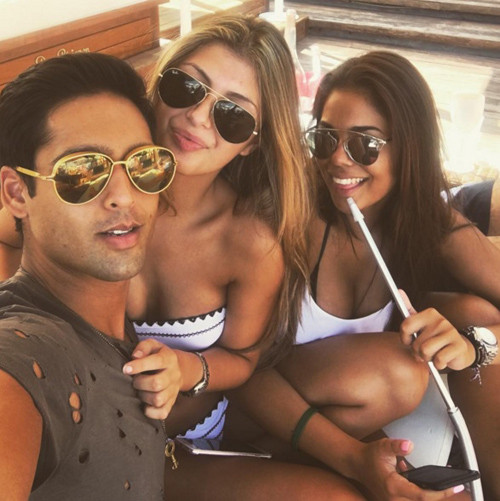 Con nhà giàu, điển trai, tài năng, Siddharth Mallya là tâm điểm vây quanh của nhiều cô gái trẻ xinh đẹp.