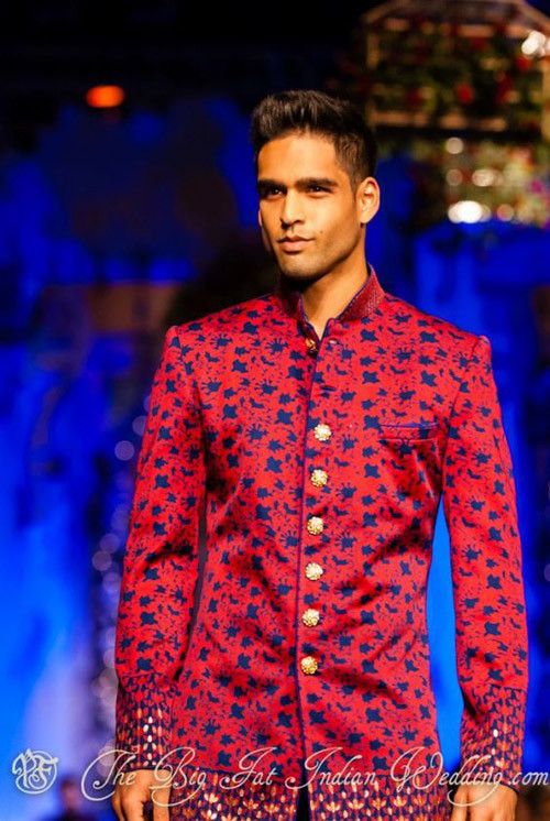 Tên đầy đủ của anh chàng người Ấn Độ là Tất Đạt Đa Vijay Sid Mallya, sinh năm 1987, là con trai của ông Vijay Mallya, Chủ tịch tập đoàn UB, hãng chuyên kinh doanh đồ uống có cồn lớn nhất Ấn Độ và đã vươn sức mạnh ra thị trường toàn cầu. Cha của Mallya là tỷ phú thế giới giàu thứ 73 tại Ấn Độ, sở hữu khối tài sản hàng tỷ USD.