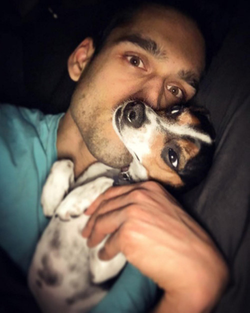 Không biết có phải vì độc thân hay không, nhưng anh chàng tỏ ra đặc biệt cưng chiều chú cún cưng của mình.