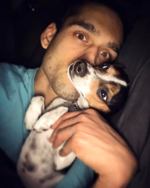 Không biết có phải vì độc thân hay không, nhưng anh chàng tỏ ra đặc biệt cưng chiều chú cún cưng của mình.