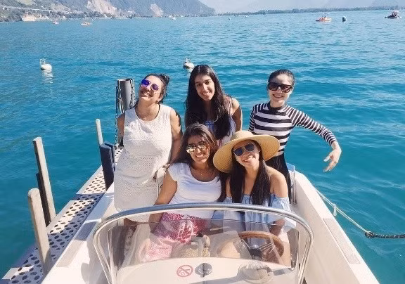 9X thường xuyên chia sẻ hình chụp cùng các bạn trên trang cá nhân.