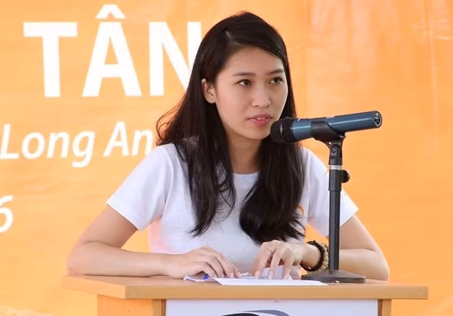 Cô gái tốt nghiệp chuyên ngành Triết học, Chính trị và Kinh tế (PPE), Đại học Oxford, Anh. Trước đó, Nam Phương học tại trường quốc tế ở TP HCM rồi trường Charterhouse và Roedean (Anh).