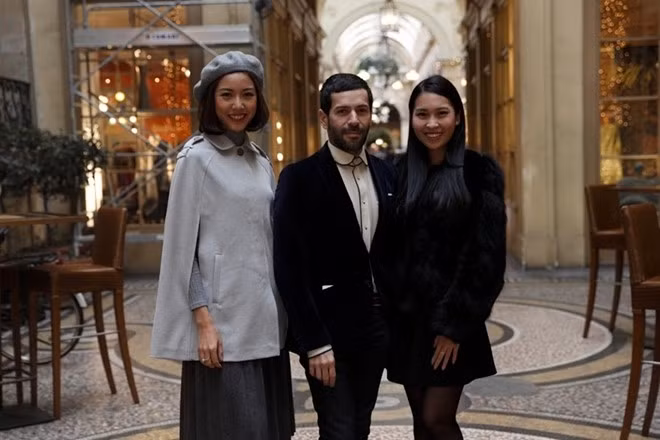 Cả hai có cuộc gặp gỡ vui vẻ với rất nhiều người nổi tiếng trên thế giới (trong ảnh là nhà thiết kế Alexis Mabille). Họ cũng có dịp giao lưu cùng nữ diễn viên người Mỹ từng bốn lần được đề cử Oscar - Annette Bening, huyền thoại bóng đá Luis Figo...