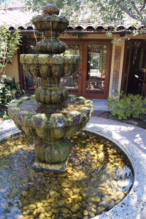 Jamison không tin rằng các thanh thiếu niên này sa ngã là do sống trong điều kiện được nuông chiều và miễn trách nhiệm về các hậu quả từ hành động cá nhân nhờ tiền, cái mà công chúng hay gọi là “sướng quá hóa rồ”. Các vụ trọng án do thủ phạm vị thành niên chủ yếu do truyền thông quá dễ dãi trong việc quảng cáo rượu, và kích thích sử dụng ma túy, một số trường hợp do lớn lên trong gia đình tuy khá giả nhưng bị bạo hành lời nói, tình cảm và thể chất.