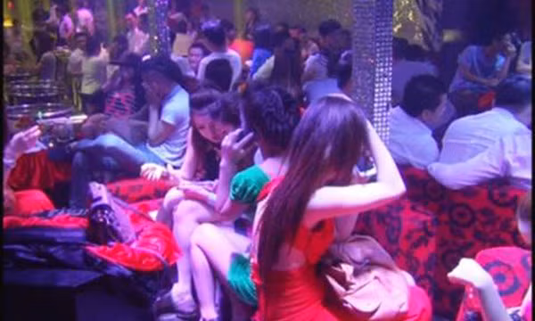 Dang chat chuyen gai dep trot sa chan vao kiep “buom dem“