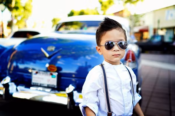 Jacky Minh Trí là con của Thụy Anh (em gái ca sĩ Thanh Thảo) và Ngô Kiến Huy. Từ nhỏ tuy không được gần bố nhưng Jacky Minh Trí vẫn đủ đầy tình yêu thương từ mẹ và những người thân trong gia đình. Đặc biệt là bác và cũng là mẹ nuôi - ca sĩ Thanh Thảo vô cùng yêu thương Jacky, nữ ca sĩ đã chăm sóc và cho cậu bé một cuộc sống khiến bất cứ ai cũng phải thèm muốn. Ngay từ khi mới 4 tháng tuổi Jacky đã được Thanh Thảo cho đi du lịch Singapore. Sau này lớn hơn cậu bé liên tục được mẹ nuôi đưa đi nhiều nơi. Trong đó, Minh Trí thường xuyên di chuyển giữa Mỹ và Việt Nam. Con trai Ngô Kiến Huy cũng được mẹ cho đi diễn cùng ở trong và ngoài nước. Nhìn những hình ảnh Thanh Thảo chia sẻ về cuộc sống của Jacky bên Mỹ khiến mọi người ngưỡng mộ.