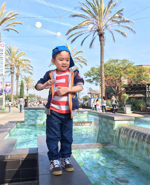 Jacky cũng được mẹ Thanh Thảo trau chuốt về hình ảnh bên ngoài. Được đánh giá là một trong những nhóc tì có gu thời trang đẹp và sang chảnh, Jacky Minh Trí luôn xuất hiện với những bộ cánh hàng hiệu, mang đậm cá tính.