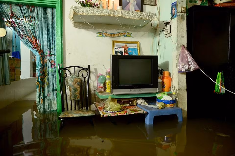 Đồ đạc của một hộ dân trong khu Thanh Đa, quận Bình Thạnh, TP.HCM được chất lên cao. Ảnh: Lê Quân.