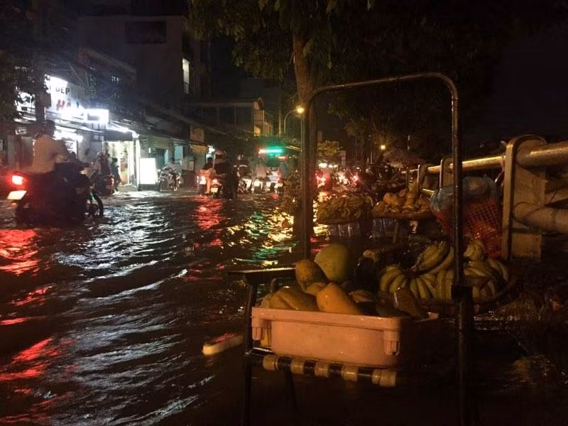 Một số tiểu thương buôn bán dọc đường Trần Xuân Soạn, quận 7 bỏ hàng lên ghe ngồi chờ nước rút tối 17/10. Đài Khí tượng Thủy văn khu vực Nam Bộ thông tin mực nước đỉnh triều vùng hạ lưu sông Sài Gòn – Đồng Nai sẽ tiếp tục lên và đạt đỉnh vào khoảng ngày 17 và 18/10. Ảnh: Lê Trai.