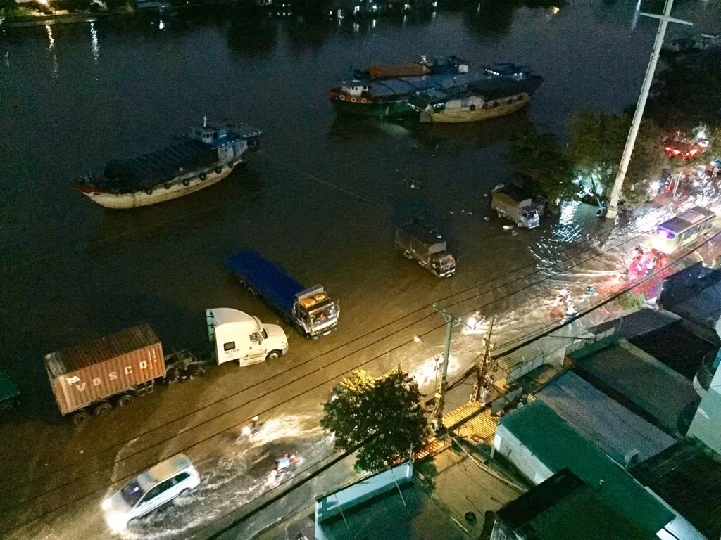 Triều cường đã khiến đường Trần Xuân Soạn và kênh Tẻ, quận 7, TP.HCM hòa làm một. Ảnh: Trương Khởi.