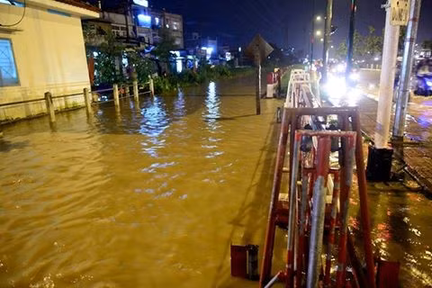 Một đoạn đường sắt Bắc - Nam qua phường Hiệp Bình Chánh, quận Thủ Đức bị ngập. Ảnh: Lê Quân.