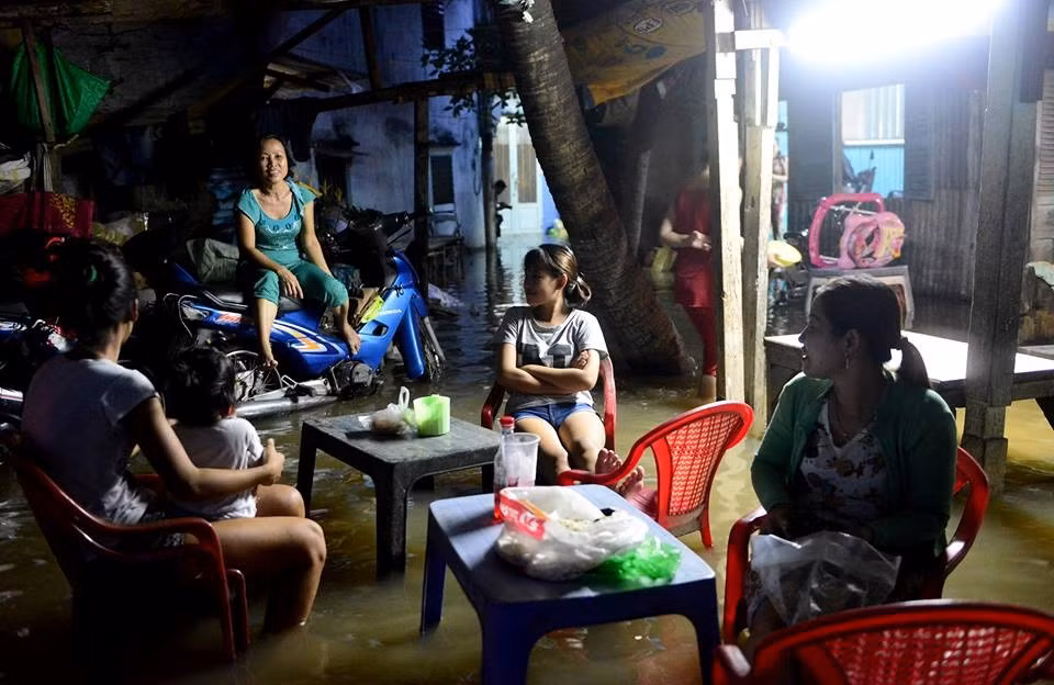 Tại các quận phía Đông của TP.HCM như 2, 9, Thủ Đức mưa xối xả khiến các tuyến đường Kha Vạn Cân, Võ Văn Ngân, Linh Trung, Quốc lộ 13 ngập sâu trong nước. Mưa lớn kéo dài gần 2 giờ, nhiều tuyến đường nhỏ, hẻm nước chảy khá mạnh, ngập cục bộ. Ảnh: Lê Quân.