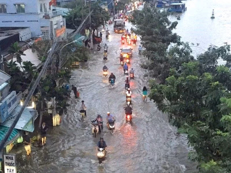 Chiều 17/10, triều cường ở hệ thống sông, rạch khu vực Sài Gòn tiếp tục dâng cao gây ngập nhiều tuyến đường. Đặc biệt tại khu vực quận 7, các tuyến đường Huỳnh Tấn Phát, Lê Văn Lương, Trần Xuân Soạn... ngập sâu. Triều cường đạt đỉnh đúng thời điểm tan tầm khiến giao thông ở khu vực này ùn tắc. Trong ảnh là triều cường bắt đầu dâng cao từ khoảng 16h chiều 17/10 trên đường Trần Xuân Soạn (quận 7, TP.HCM). Ảnh: Lê Trai.