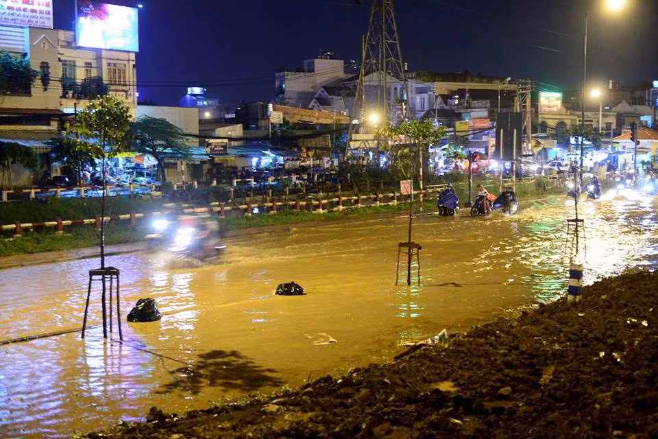Nước lênh láng trên đường Kha Vạn Cân, quận Thủ Đức. Đây là con đường thường xuyên ngập mỗi khi có triều cường. Ảnh: Lê Quân.