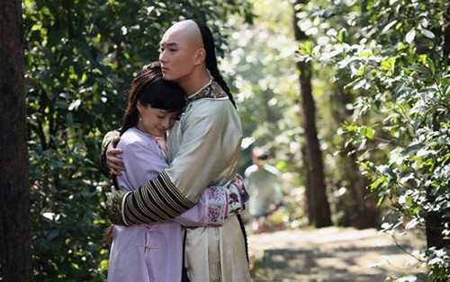 Hậu cung Chân Hoàn truyện Từng được coi là bộ phim cung đình ăn khách nhất trên màn ảnh Đại lục năm 2012, Hậu cung Chân Hoàn truyện của đạo diễn Trịnh Hiểu Long thậm chí còn tạo nên cơn sốt phim ảnh không hề thua kém Hoàn Châu cách cách hay Tây Du Ký năm xưa. Trong phim, Chân Hoàn (Tôn Lệ đóng) từ một thiếu nữ hiền lành đã trở thành phi tần quyền lực bậc nhất trong chốn hậu cung. Sau khi mất đi sự sủng ái của Hoàng đế, nàng đem lòng yêu Thập Thất vương gia Ái Tân Giác La Doãn Lễ (Lý Đông Học đóng). Chuyện tình loạn luân đầy bi thương này đã lấy đi biết bao nước mắt của người xem.