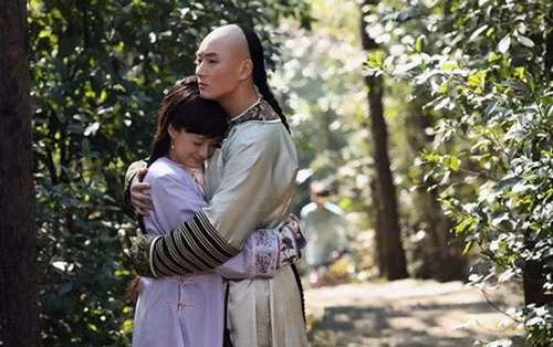 Hậu cung Chân Hoàn truyện Từng được coi là bộ phim cung đình ăn khách nhất trên màn ảnh Đại lục năm 2012, Hậu cung Chân Hoàn truyện của đạo diễn Trịnh Hiểu Long thậm chí còn tạo nên cơn sốt phim ảnh không hề thua kém Hoàn Châu cách cách hay Tây Du Ký năm xưa. Trong phim, Chân Hoàn (Tôn Lệ đóng) từ một thiếu nữ hiền lành đã trở thành phi tần quyền lực bậc nhất trong chốn hậu cung. Sau khi mất đi sự sủng ái của Hoàng đế, nàng đem lòng yêu Thập Thất vương gia Ái Tân Giác La Doãn Lễ (Lý Đông Học đóng). Chuyện tình loạn luân đầy bi thương này đã lấy đi biết bao nước mắt của người xem.