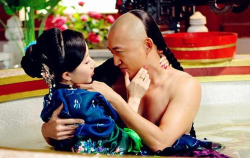 Cung tỏa tâm ngọc Cung Toả Tâm Ngọc (hay Ngọc sáng Hoàng cung) được chuyển thể từ tiểu thuyết ngôn tình đình đám của Trung Quốc do đài truyền hình Hồ Nam sản xuất năm 2011. Phim có bối cảnh là triều đại nhà Thanh, thời đại năm Khang Hy thứ 47 (1708). Quách Thiện Ni trong vai Trần Nhu Nhi, tức Hi tần - một phi tử của Khang Hi dù được vua hết lòng sủng ái nhưng vẫn tằng tựu với gã nhân tình Cố Tiểu Xuân (Vương Tường Hoằng) đóng. Vai diễn lẳng lơ nhưng chứa đựng chiều sâu của người đẹp họ Quách đã giúp tên tuổi của cô được chú ý nhiều hơn sau khi phim lên sóng.