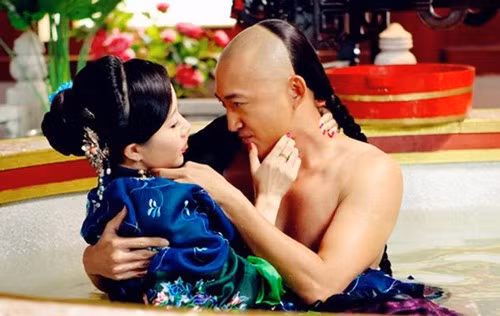 Cung tỏa tâm ngọc Cung Toả Tâm Ngọc (hay Ngọc sáng Hoàng cung) được chuyển thể từ tiểu thuyết ngôn tình đình đám của Trung Quốc do đài truyền hình Hồ Nam sản xuất năm 2011. Phim có bối cảnh là triều đại nhà Thanh, thời đại năm Khang Hy thứ 47 (1708). Quách Thiện Ni trong vai Trần Nhu Nhi, tức Hi tần - một phi tử của Khang Hi dù được vua hết lòng sủng ái nhưng vẫn tằng tựu với gã nhân tình Cố Tiểu Xuân (Vương Tường Hoằng) đóng. Vai diễn lẳng lơ nhưng chứa đựng chiều sâu của người đẹp họ Quách đã giúp tên tuổi của cô được chú ý nhiều hơn sau khi phim lên sóng.