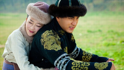 Mỹ nhân vô lệ Sau Mỹ nhân tâm kế và Mỹ nhân thiên hạ, Mỹ nhân vô lệ được coi là phần cuối cùng trong "Mỹ nhân tam bộ khúc" của vị đạo diễn tai tiếng Vu Chính. Phim ra mắt năm 2013, tập trung khai thác các mối quan hệ đan xen yêu - hận - tình - thù giữa những nhân vật đầy quyền lực trong hậu cung. Người đẹp Viên San San vào vai Đại Ngọc Nhi, công chúa của bộ tộc Mông cổ Khoa Nhĩ Bí. Sau khi tiến cung và được gả cho Hoàng Thái Cực (Thanh Thái Tông hoàng đế), Ngọc Nhi được phong làm Trang phi. Vì quyền lực và địa vị của bộ tộc, nàng đã lợi dụng tình cảm của Đa Nhĩ Cổn (Hàn Đống thủ vai), tạo nên cuộc tình loạn luân giữa chị dâu và em chồng. Tạo hình của Viên San San trong phim được đánh giá cao với vẻ đẹp mỏng manh, đài các rất hợp với tuyến nhân vật cổ trang, tuy vậy diễn xuất của cô lại bị chê là thiếu sáng tạo, bị một màu từ đầu tới cuối phim.