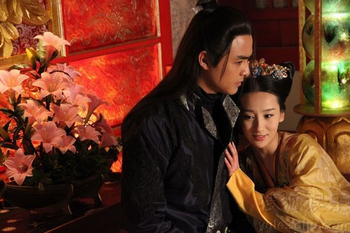 Mỹ nhân thiên hạ Mỹ Nhân Thiên Hạ dài 35 tập do Vu Chính chấp bút, được thực hiện vào năm 2011. Phim lấy bối cảnh Trung Quốc vào thời Đại Đường do Đường Cao Tông trị vì. Trong phim, Vương Nghê Quân (Châu Mục Nhân thủ vai) do hoàn cảnh mà phải tiến cung, được sự sủng ái của Đường Cao Tông, nàng nhanh chóng bước lên ngôi vị hoàng hậu dưới một người trên vạn người. Tuy vậy, Vương Nghê Quân vẫn luôn nặng tình với Nghiêm Sùng Nghiễm (Minh Đạo đảm nhận) vốn là bạn thanh mai trúc mã từ nhỏ của nàng. Cả hai lén lút qua lại, đồng thời cùng nhau chống trọi lại cuộc chiến tàn khốc giữa chốn cung cấm.