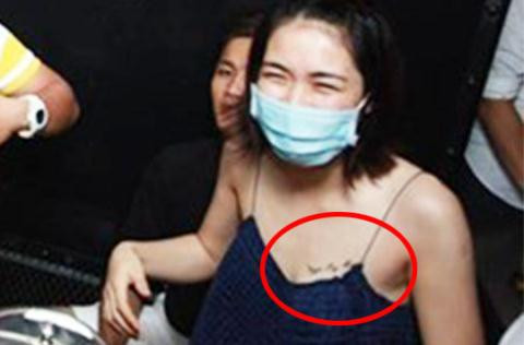 Từ ngày xăm, nữ ca sĩ Hòa Minzy luôn ưa chuộng những bộ trang phục có thể khoe hình xăm của mình.