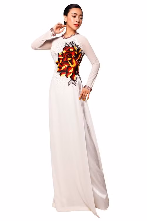 Tuy nhiên, khi trở về VN lần này, cô đã thay đổi hình ảnh, trở nên nữ tính và nhẹ nhàng hơn.