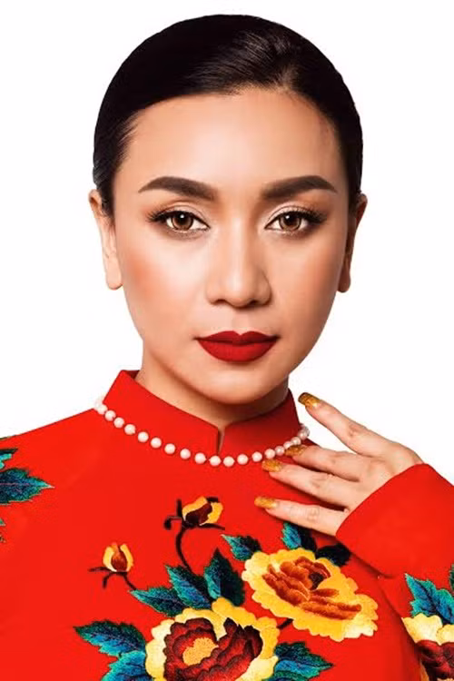 So với các diễn viên nổi tiếng cùng thời như Việt Trinh, Lý Hùng, Diễm Hương, Lê Tuấn Anh, thì Y Phụng là người nhỏ tuổi nhất và cũng là diễn viên táo bạo nhất khi dám diện những bộ cánh sexy lên màn ảnh.