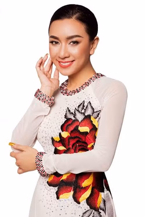 Ở độ tuổi 40 nhưng Y Phụng vẫn sở hữu nhan sắc xinh đẹp, mặn mà cùng vóc dáng gọn gàng, gợi cảm.