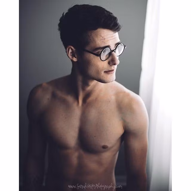 Trong lúc trò chuyện, nữ nhiếp ảnh gia đã gợi ý Harry Potter phiên bản đời thực chụp hình khoe cơ thể săn chắc và chàng trai này đồng ý.