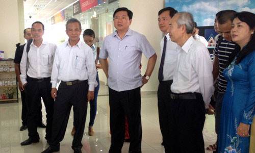 Bí thư Đinh La Thăng cùng lãnh đạo Tổng LĐLĐ Việt Nam đang nghe giới thiệu về các khoa đào tạo của Trường ĐH Tôn Đức Thắng.