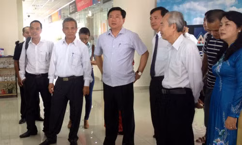 Bí thư Đinh La Thăng cùng lãnh đạo Tổng LĐLĐ Việt Nam đang nghe giới thiệu về các khoa đào tạo của Trường ĐH Tôn Đức Thắng.