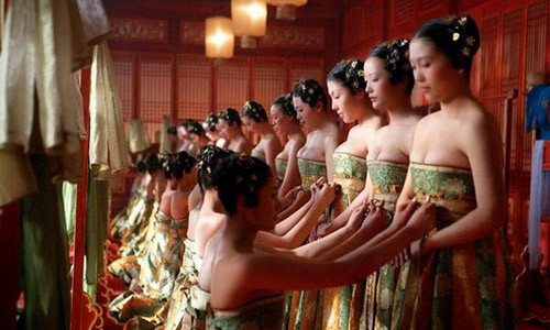 Các cô gái cho đàn ông sờ ngực để tránh bị ma ám.