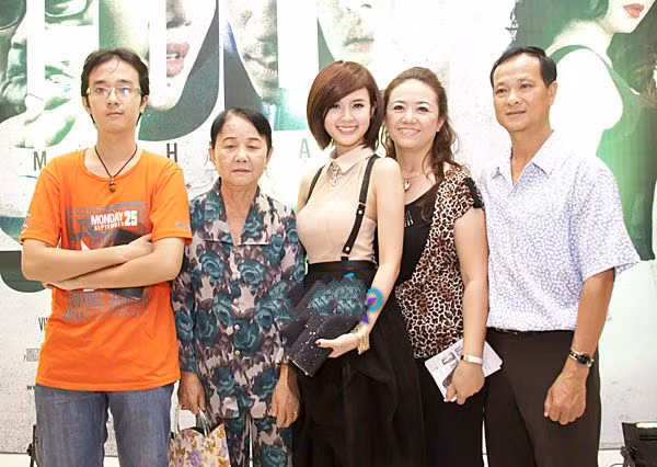 Những đường nét trên gương mặt từ sống mũi, miệng, gò má của Trung Hiếu khá giống chị của mình.