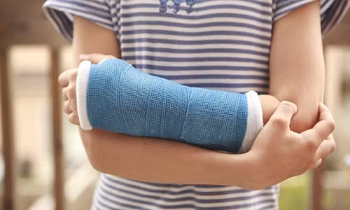 Cau be bi gay xuong do roi loan tieu hoa