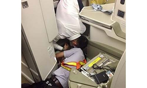 Toat mo hoi tim iPhone roi tren may bay cho khach thuong gia