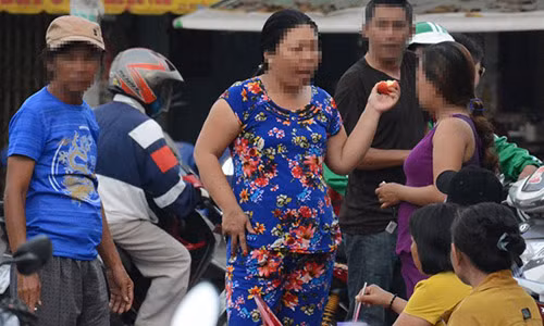 Nhóm "cò" vé trước cổng Ga Sài Gòn chiều 13/1. Ảnh: Phước Tuần.