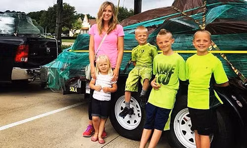 Hai be trai thoat bat coc nho hai tu me day