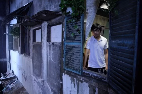 Căn hộ chung cư cũ với những tông lạnh chủ đạo càng khiến hình ảnh của bộ phim thêm phần ma mị.