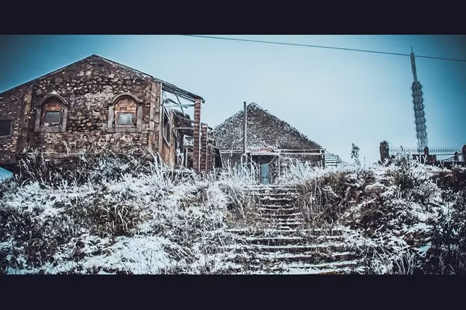 Ngôi nhà cổ bỏ trống nằm tĩnh lặng dưới tuyết.