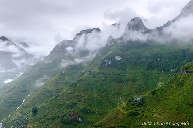 Để xây dựng nên con đường qua ngọn đèo nổi tiếng hiểm trở này, hàng chục nghìn thanh niên xung phong thuộc 16 dân tộc của 8 tỉnh miền Bắc đã treo mình trên dây giữa các vách đá để thi công trong 11 tháng.