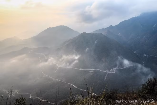 Đèo Ô Quy Hồ: Đèo dài gần 50 km, nằm trên tuyến quốc lộ 4D cắt ngang dãy Hoàng Liên Sơn, nối liền hai tỉnh Lào Cai và Lai Châu. Đỉnh đèo hay còn gọi là Cổng Trời, nằm ở độ cao 2.000 m giữa mây núi ngút ngàn, chính là ranh giới của hai tỉnh.