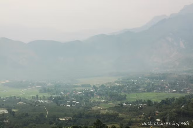 Thung lũng Mường Quài (Tuần Giáo, Điện Biên) trải dài với các bản làng trong màu xanh ngút ngàn của đồi núi. Bản làng hầu như chỉ tập trung ở chân đèo, càng lên đến cao càng thưa dần, rồi chỉ còn bầu trời xanh hay bị ngàn mây phủ kín.