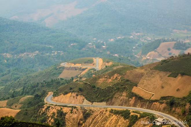 Đèo Pha Đin: Đèo Pha Đin dài khoảng 32 km, nằm trên quốc lộ 6, giữa hai tỉnh Sơn La và Điện Biên, là cung đường đèo gắn liền với nhiều chiến tích lịch sử hào hùng. Theo tiếng Thái, Pha Đin có nghĩa là “trời và đất”, ý nói nơi đây là chỗ tiếp giáp giữa trời và đất.