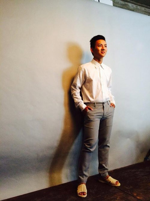 Trong một buổi chụp hình thời trang, ca sĩ Hoài Lâm cũng khiến người hâm mộ bất ngờ khi diện đồ bảnh bao nhưng đi dép tổ ong, tự tin tạo dáng. Hình ảnh "trên sành điệu, dưới dân dã" này đã mang đến hiệu ứng đặc biệt cho bộ ảnh và giúp con nuôi Hoài Linh "ghi điểm" với fan.