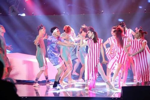 Đôi dép tổ ong "huyền thoại" cũng từng được ca sĩ Đông Nhi và Isaac đưa lên sân khấu chương trình The Remix mùa đầu tiên vào đúng đêm chung kết. Ý tưởng độc đáo cùng với lối diễn hài hước của họ đã khiến tiết mục này thành công ngoài kỳ vọng.