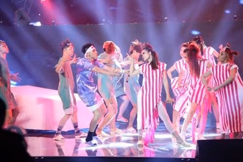 Đôi dép tổ ong "huyền thoại" cũng từng được ca sĩ Đông Nhi và Isaac đưa lên sân khấu chương trình The Remix mùa đầu tiên vào đúng đêm chung kết. Ý tưởng độc đáo cùng với lối diễn hài hước của họ đã khiến tiết mục này thành công ngoài kỳ vọng.