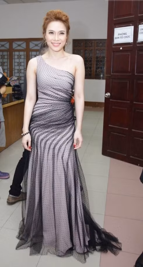 Cô chọn những trang phục bớt rườm rà với thiết kế tôn dáng và màu sắc hợp với làn da.