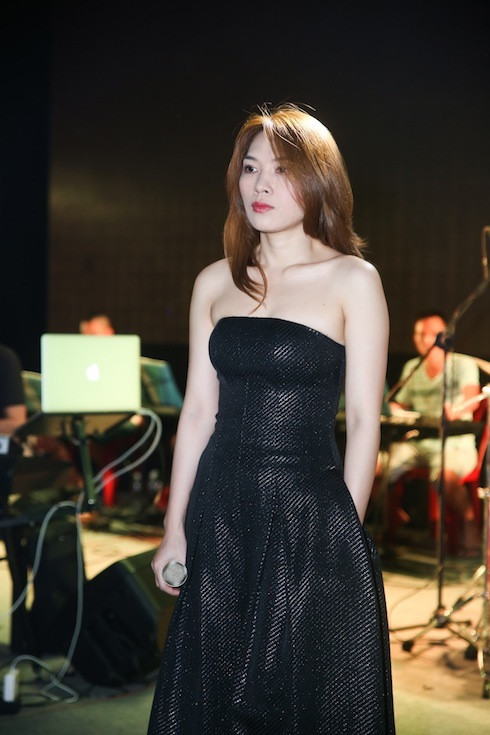 Thời trang tổng duyệt của nữ ca sỹ cũng được chăm chút kỹ càng.